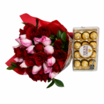 Buquê com 32 Rosas de Duas Cores e Chocolate