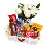 Cesta de Café da Manhã Mini Kit Matinal com Buquê de Rosas Brancas